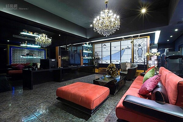 
4.	電視牆採鏡面設計，能放大空間感。