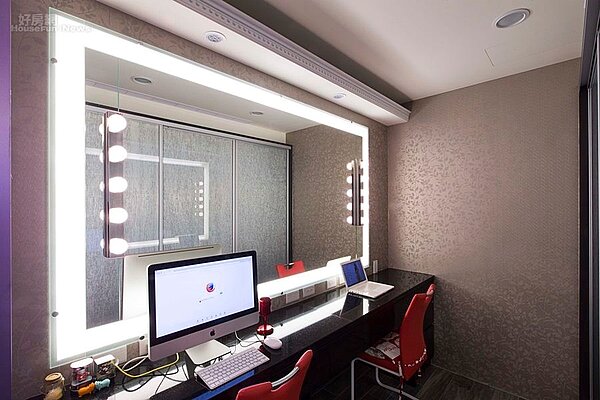 
5.	化妝台採用好萊塢化妝燈，宛如藝人化妝間。