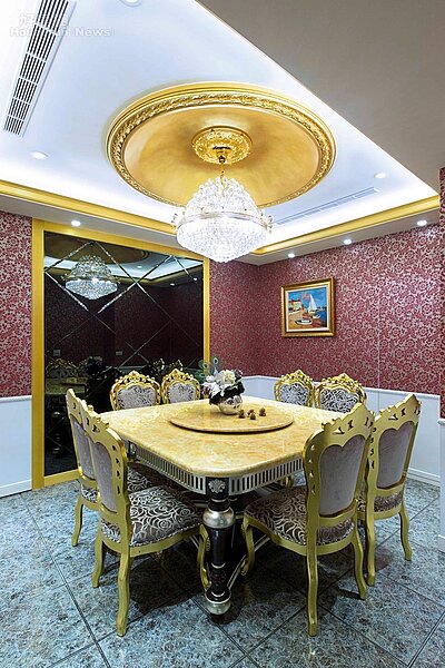 
7.	餐桌和廚房之間裝了暗門，讓人感覺像在包廂中用餐。
