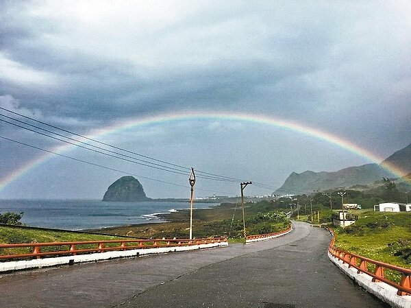 連日大雨過後，台東縣離島蘭嶼鄉昨天清晨雨勢漸歇，天空出現一道美麗的彩虹橋，景致令人讚嘆。而分別受困在台東機場及蘭嶼機場4天的民眾，終於得以搭機返鄉或回到台灣本島，心情也像彩虹般變得美麗。 (圖／蘭嶼鄉民希．瑪拉萬提供)