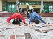 崑山學子「五體投地」行銷台灣