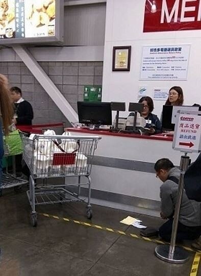 有民眾在Costco買了整車的林鳳營鮮乳,上一秒結帳下一秒全數退貨,此舉動讓後面結帳的人看傻眼,網友看了大罵「根本只整到店員而已」、「搏版面嘛?」 圖截自<font color