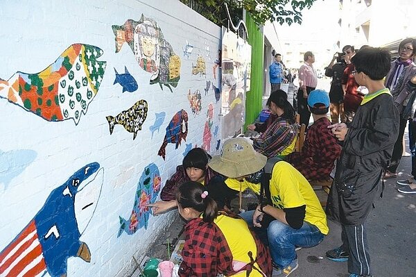 台南市南區日新國小學生彩繪工廠舊圍牆，用圖畫點亮社區，並培養學生愛鄉、愛家的心。 (記者鄭惠仁／攝影)