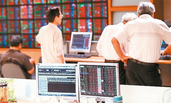 證所稅明年起停徵,證券業可望直接受惠之外,也風起雲湧布局海外及投資銀行等領域,積極開拓新局。 報系資料照