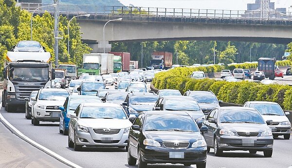 每天往返桃園、台北開車通勤族,若以一個月要加200公升的油來算,目前每月油費比去年同期大概省了近千元。 報系資料照