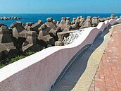 拆12生肖建護堤　赤崁海邊變美了