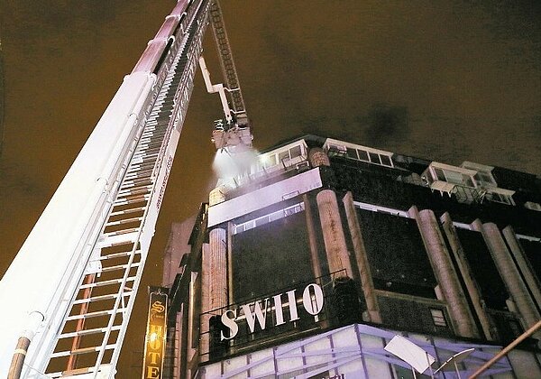 西門町一棟住商大樓,凌晨由頂樓的日租套房冒出火舌,消防隊將民眾一一救下,並疏散近百位住戶,不少民眾衣衫不整倉皇逃出,所幸未造成傷亡,起火原因還待釐清。 (記者許正宏/攝影)