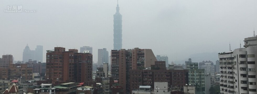 今晚會有東北季風南下,可能挾帶境外汙染物,尤以31日最嚴重,中部、雲嘉南都是紅色警戒,北部、竹苗、宜蘭則為橘警。且大陸甘肅前天發生沙塵暴,若隨風吹到台灣,跨年夜將連續3年受到霾害侵襲。(大刊頭)