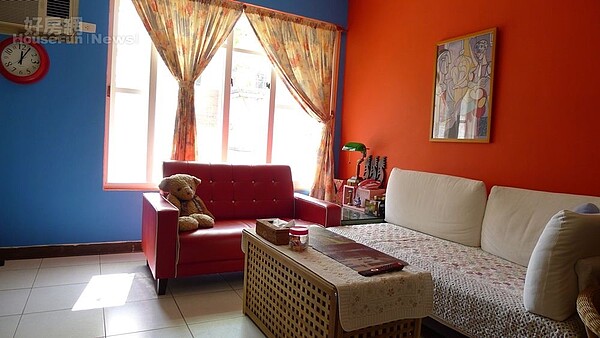 1. 胡道明夫妻喜歡明亮的顏色,客廳粉刷亮橘色,旁邊沉穩的藍色正好可以鎮住而不顯浮誇。