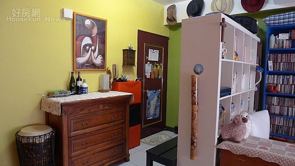 3. 進門處就是五斗櫃,懸掛複製畫和各式帽子。胡道明喜歡帽子,但是很少戴,便當作裝飾。