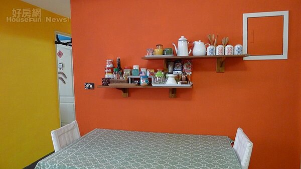 4. 牆上的層架是自己買木板回來裝訂製做的,放些芳香料罐子,不僅有收納功能,還具良好的裝飾性。