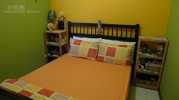 6. 臥室平常都隨手收拾得整潔乾淨,牆面的淺橄欖綠搭配床罩的暖黃,顏色協調。