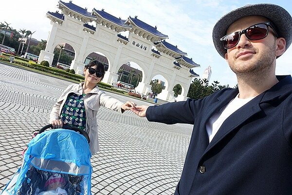 藝人吳鳳今年結婚生子，常在臉書上秀出全家合照，昨日在粉絲團上發表看房心得，感嘆台北房價好高。（取自吳鳳Rifat粉絲團）