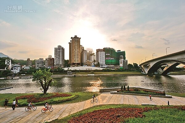 搭乘捷運新店線到「新店總站」,出站後就是碧潭的入口。(好房網資料庫)