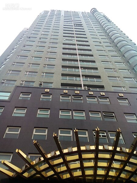 5環河東路三段的「台北愛河」高聳林立,可俯瞰新店溪美景。