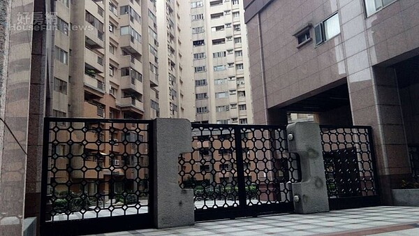 2「捷和生活家」算是永和的大型社區,大門設計簡單大方。