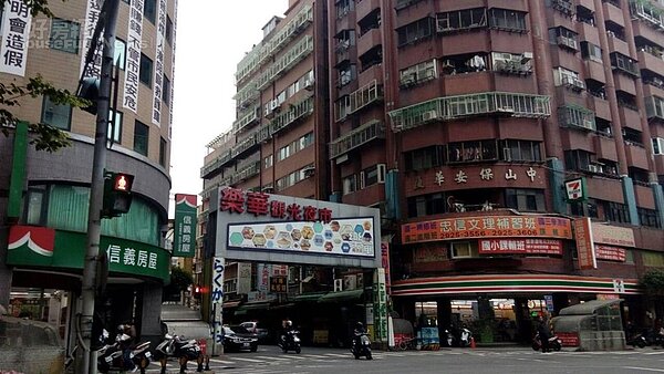 4「樂華觀光夜市」是永和區重要的生活機能,道地美食也是許多人的共同回憶。