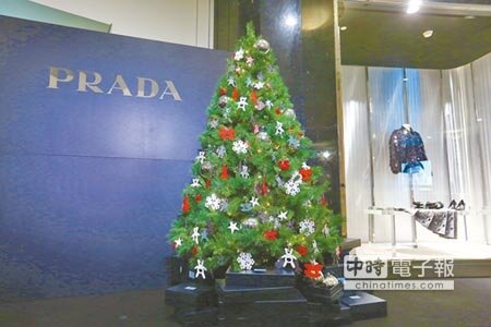 PRADA米蘭總部打造全球唯一品牌耶誕樹，約有200個耶誕吊飾。（鄧博仁攝） 