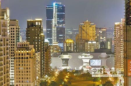 台中市地政局17日宣布明年全面調整公告地價及公告現值,其中西屯區調幅竟然高達101.29%。圖為台中國家歌劇院附近高樓。(黃國峰攝)