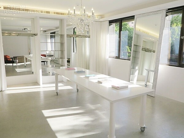 1. 踏進學院的第一印象,是陽光、綠意、與純粹的白。