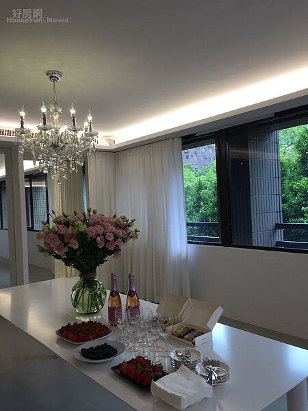 3. 2015年4月裝潢竣工,以香檳與和美食舉杯慶賀新起點的開始。