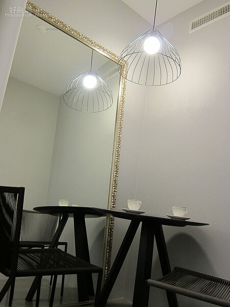 7. 不到1坪大的諮詢室,利用穿透設計的椅子、燈具,以及落地鏡,塑造出空間的通透感與設計感。