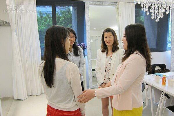 9. 在敞亮的空間中上課,學員自在的笑語總是盈滿了整間教室。