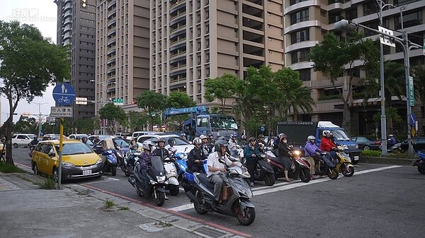 機車族抗議禁止二行程機車上路。(好房網News記者賈蓉/攝影)
