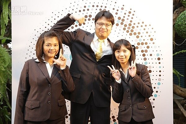 永慶房產集團網媒事業處產品部協理陳錦泰(中),帶領團隊連續三年得獎。(好房News張聖奕攝影)