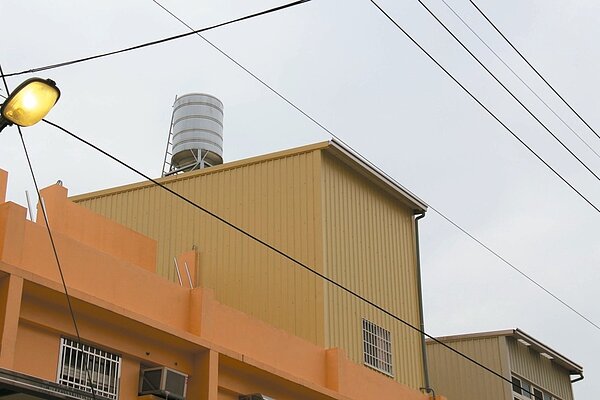 溪州鄉民昨天抗議基地台放在鐵皮違建上,要求縣府查辦、撤出基地台。 記者林宛諭/攝影