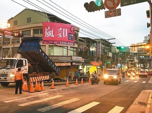 北投區光明路僅兩線道，民眾抱怨開挖次數太頻繁，每到交通尖峰時刻就嚴重壅塞。 聯合報資料照片