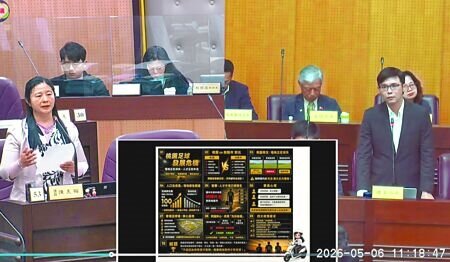桃園市青埔足球場將改建為青園國中,基層足球界擔憂面臨「場地空窗期」。國民黨議員陳美梅(左一)疾呼市府應落實「先建後遷」,桃市府強調青埔球場在動工前仍維持使用,A20專業足球場也將於民國116年3月完工,訓練無斷層。(蔡依珍攝)