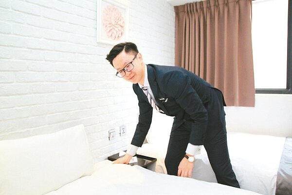 28歲的王智明大學三年級就接觸旅店經營,昨在一中商圈開設旅店,成為台中飯店界少見的年輕CEO。 記者黃寅/攝影