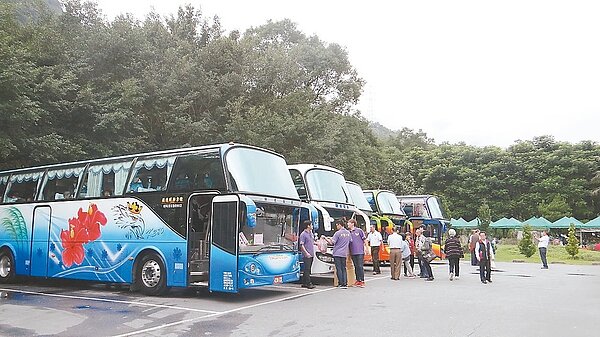 國民旅遊最近進入旺季,花蓮熱門景點常可見大批遊覽車。 記者謝龍田/攝影