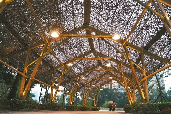 客家公園邀請台灣建築獎首獎建築師甘銘源創作，透過竹子純樸、自然特性打造「竹夢地景」。 圖／北市客委會提供