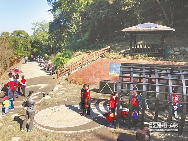 北市信義區的德興煤礦坑風華再現,附近新設涼亭可供遊客遠眺台北盆地風光。(北市工務局提供)