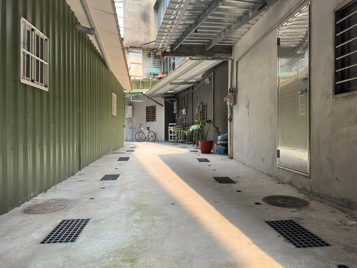因後巷中間夾雜國有地，故污水管線分兩側施工，如今後巷看起來寬敞明亮乾淨。圖／新北市水利局提供