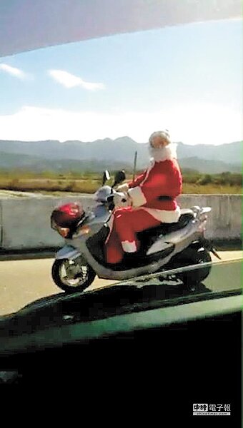 花蓮縣玉里鎮長良里驚見騎著歐兜邁的耶誕老人,民眾大聲問:「耶誕老公公你的麋鹿呢?」(楊漢聲翻攝)