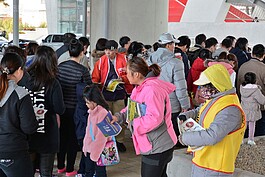 吸引大量人潮湧入，許多建案廣告也趁機發放