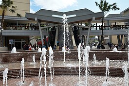噴水池水舞在廣場中央不停起舞