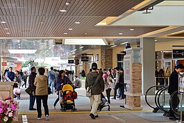 人潮湧入一窩蜂往精品店內挑選