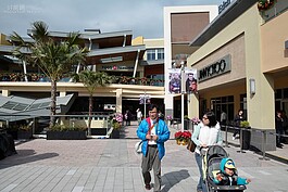 廣場內也有不少嬰兒用品，許多爸媽推著嬰兒車前來逛街