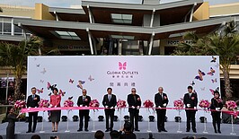 華泰各高階主管與桃園縣長都到場剪綵開幕