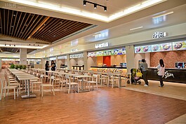 美食街也有許多首次登入台灣的國際知名連鎖餐廳