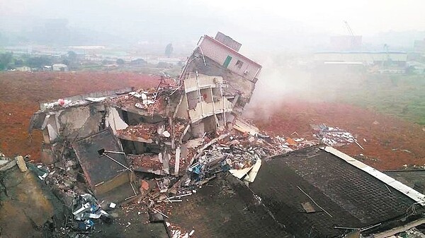 大陸深圳20日發生大規模土石崩塌，建築物幾近全毀，怵目驚心。 （圖/新華社）