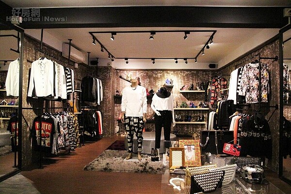 
4.	地下室別有洞天，衣服款式多到讓人眼花撩亂。