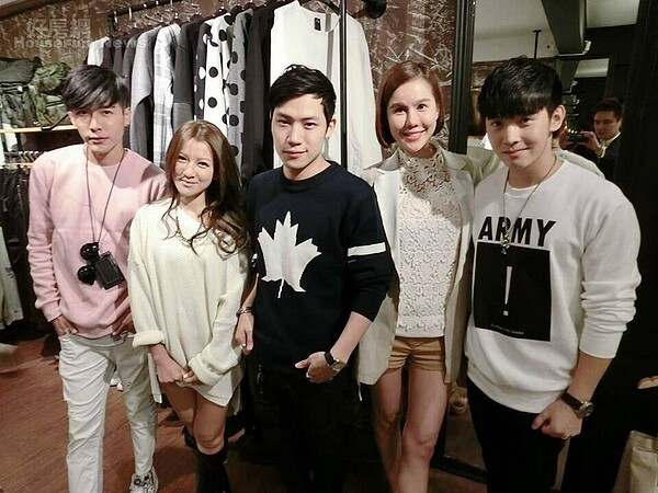 
6.	大嫂團的曾雅蘭（左二）也常來為老公侯昌明買衣服。