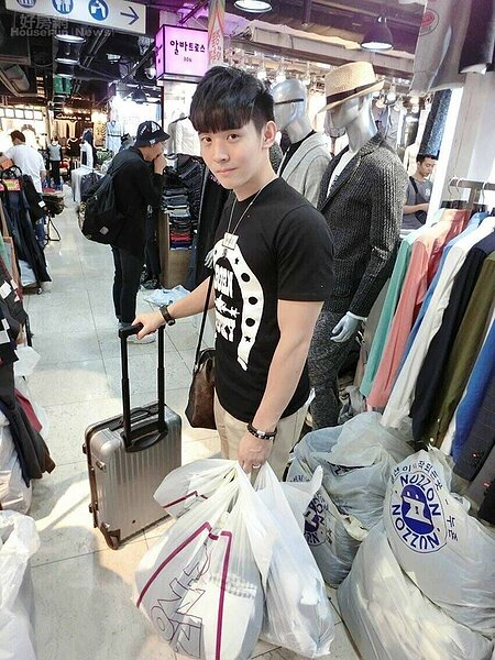 
8.	楊舜平每個月都要到南韓補貨。
