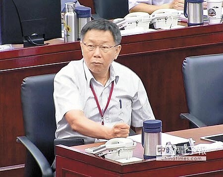 白目行為→台北市長柯文哲遭影射與戴季全有「特殊性關係」,氣得在議會搥桌抗議。(本報資料照片)