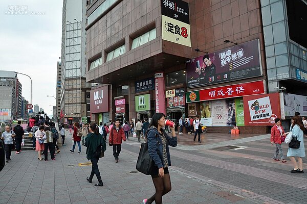 五鐵共構秋葉原前商店街景。(好房網News記者 陳韋帆/攝影)